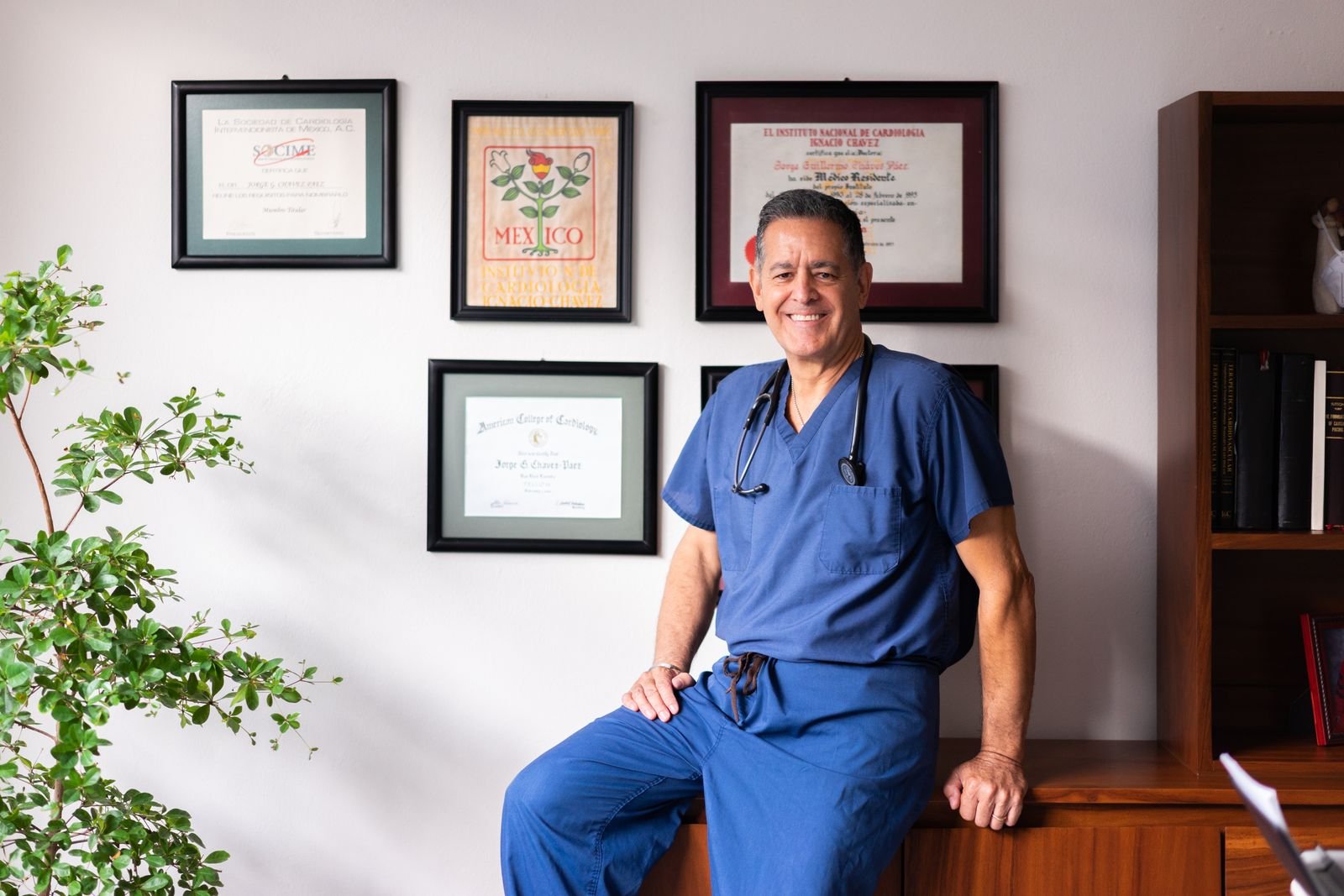 Doctor mexicano certificado en su consultorio con diplomas - turismo médico